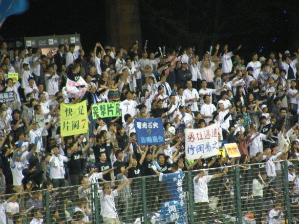 西武ドーム一塁側外野自由席 埼玉西武ライオンズファンたちの熱い応援